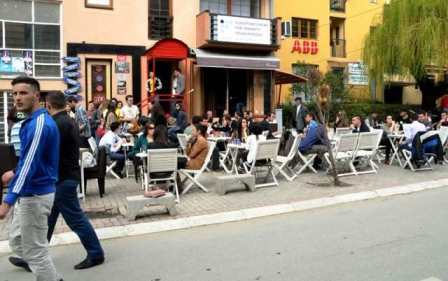 Studimi: Shqiptaret popull dembel, 9 ore gjume dhe 5 ore kafe